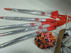 parasole i słodycze na blacie stołu