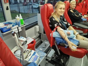 kobiety oddają krew w tle ambulans