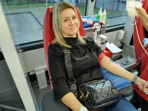 kobieta oddaje krew w tle ambulans