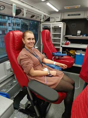 kobieta oddaje krew w tle wnętrze ambulansu