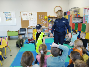 policjantka rozmawia z dziećmi w tle sala