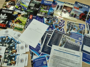 materiały promocyjne na tle stołu