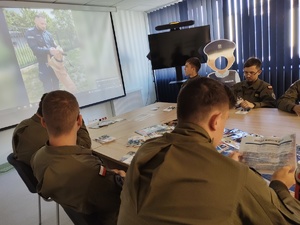 uczniowie oglądają film w tle ekran