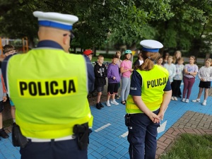 policjanci w tle uczniowie