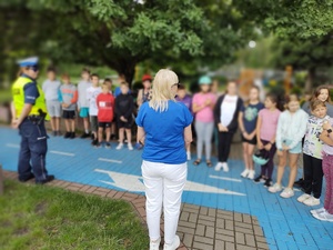 policjantka w tle uczniowie