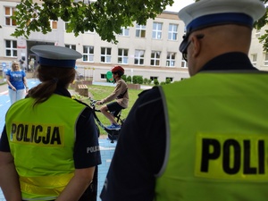 policjanci w tle rowerzysta