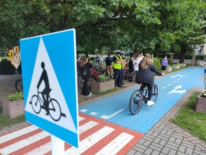 znak drogowy w tle cykliści