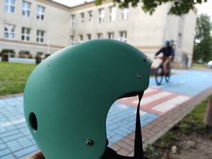 kask w tle rowerzysta