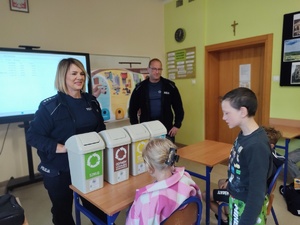 policjanci rozmawiają z uczniami w tle klasa