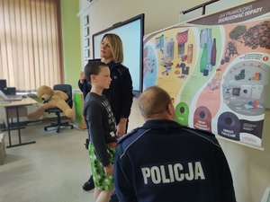 policjanci rozmawiają z uczniami w tle klasa