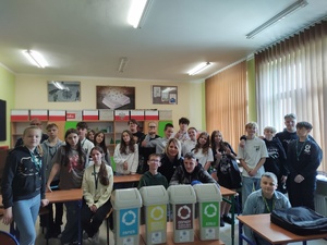 policjanci rozmawiają z uczniami w tle klasa