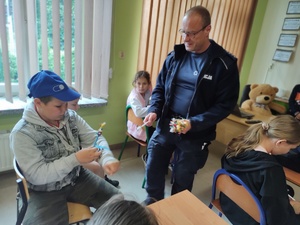 policjanci rozmawiają z uczniami w tle klasa