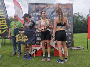 policjantka biegaczka na podium w tle stadion i inne ososby