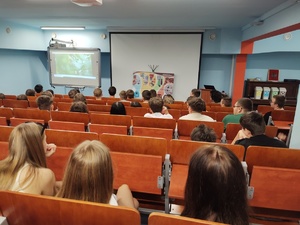 uczniowie oglądają film w tle ekran