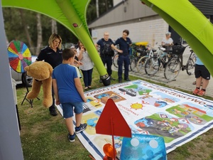 policjanci rozmawiają z dziećmi w tle namiot i policyjne gadżety