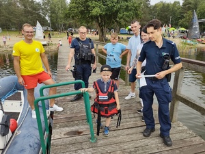 policjanci rozmawiają z dziećmi w tle namiot i policyjne gadżety