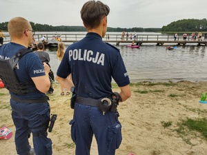 policjanci rozmawiają z dziećmi w tle namiot i policyjne gadżety