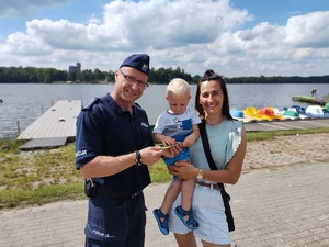 policjant rozmawia z dziećmi na kąpielisku