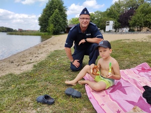 policjant rozmawia z dziećmi na kąpielisku