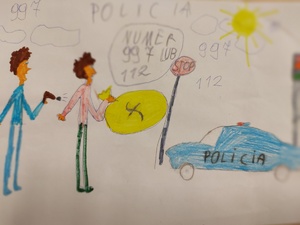 policjantka wręcza nagrody w tle sala