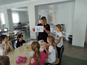policjantka wręcza nagrody w tle sala