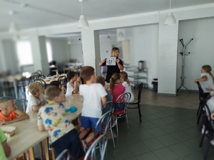 policjantka wręcza nagrody w tle sala