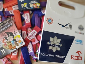 policjantka wręcza nagrody w tle sala