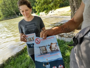policjant rozmawia z plażowiczami w tle plaża