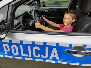 policjantka rozmawia z uczestnikami festynu w tle inne osoby teren boiska