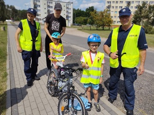 policjanci rozmawiają z małymi mieszkańcami w te osiedle