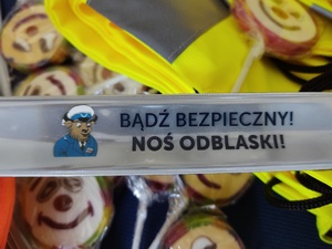 policjanci rozmawiają z małymi mieszkańcami w te osiedle