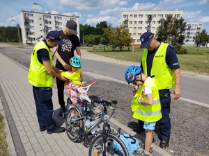 policjanci rozmawiają z małymi mieszkańcami w te osiedle
