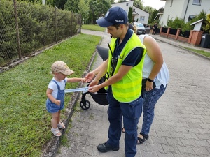policjanci rozmawiają z małymi mieszkańcami w te osiedle