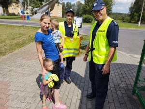 policjanci rozmawiają z małymi mieszkańcami w te osiedle