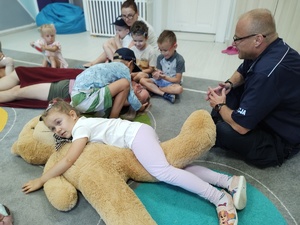 policjanci rozmawiają z dziećmi w tle wyposażenie sali
