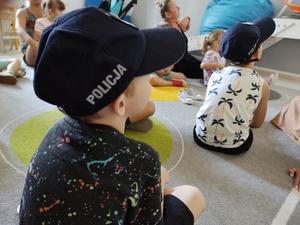 policjanci rozmawiają z dziećmi w tle wyposażenie sali