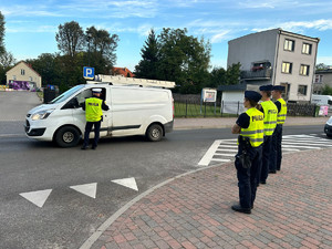 policjant kontroluje busa