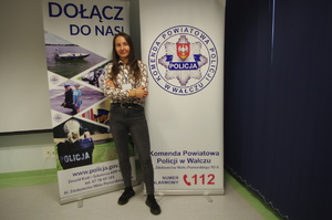 policjantka na tle banerów policji