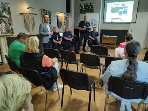 policjanci rozmawiają z mieszkańcami w tle wyposażenie wnętrza pomieszczenia
