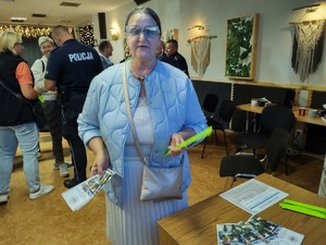 policjanci rozmawiają z mieszkańcami w tle wyposażenie wnętrza pomieszczenia