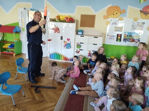 policjanci rozmawiają z dziećmi w tle wyposażenie sali