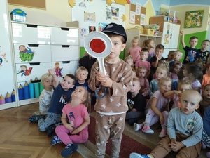 policjanci rozmawiają z dziećmi w tle wyposażenie sali