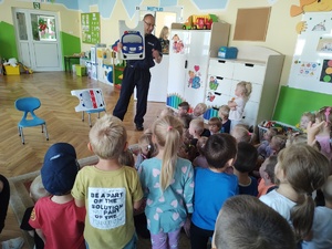 policjanci rozmawiają z dziećmi w tle wyposażenie sali