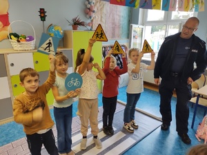 policjant rozmawia z uczniami w tle klasa