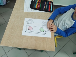 policjant rozmawia z uczniami w tle klasa