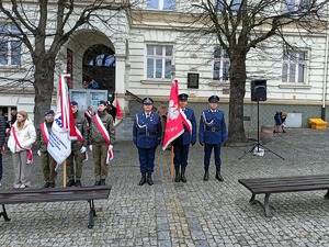 poczet sztandarowy w tle budynek urzędu