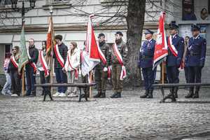 poczet sztandarowy w tle budynek urzędu