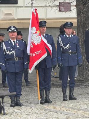 poczet sztandarowy w tle budynek urzędu