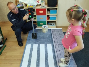 policjant rozmawia z uczniami w tle wyposażenie klasy