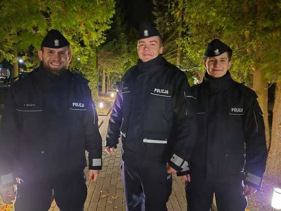 policjanci trzej pozują do zdjęcia w tle noc i drzewa